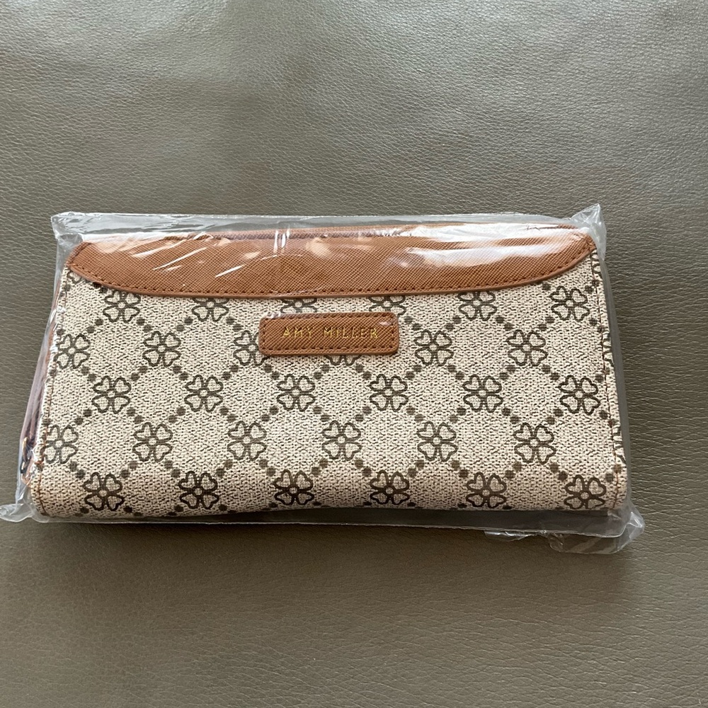 Make an offer - NWT Amy Miller wallet ❤️